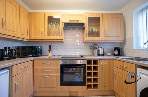 Wootton House | King bed, parkingx2, workspace, wifi, corporates.