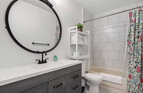 Parkland House | King Bed Sleeps 11 Perfect for Groups