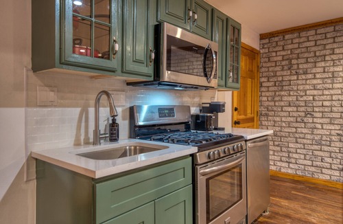 Windham Condo | King Suite · Full Kitchen · Fireplace · Private Deck · Sleeps 4