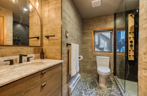 Windham Condo | King Suite · Full Kitchen · Fireplace · Private Deck · Sleeps 4