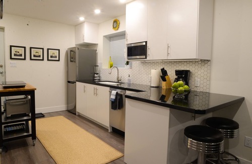 Kitsilano House | Kitsilano Oasis: Quiet and Spotlessly Clean Garden Suite with King Bed ★ ★ ★ ★ ★