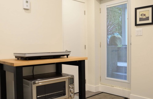 Kitsilano House | Kitsilano Oasis: Quiet and Spotlessly Clean Garden Suite with King Bed ★ ★ ★ ★ ★