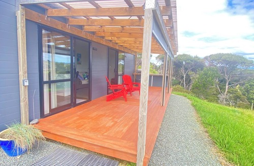 Cable Bay Cabin | KiwiScenic -Modern intimate romantic hideaway or work away from home.