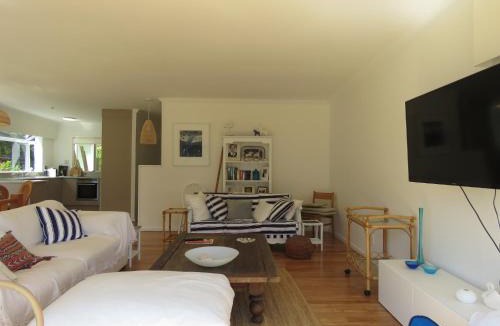 Coopers Beach House | Kotare Kottage - Beachfront Escape