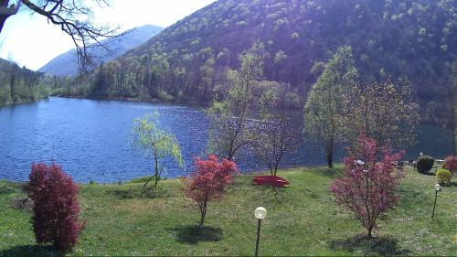 Valganna Apartment | L’Angolino di MAGDA: on the lake-PRIVATE beach!
