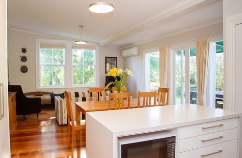 Martinborough House | La Rocque Cottage - Pretty, quiet and secluded. Short walk to the Square.