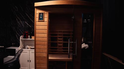 Jemeppe-sur-Meuse Apartment | La Suite Gold Wellness Jacuzzi & Sauna