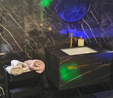 Jemeppe-sur-Meuse Apartment | La Suite Gold Wellness Jacuzzi & Sauna