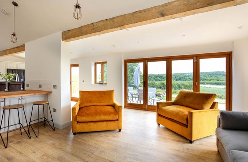 Ashby-de-la-Zouch House | Lake View Barn Beautiful 4 bedroomed conversion sleep 9 with use of private lake