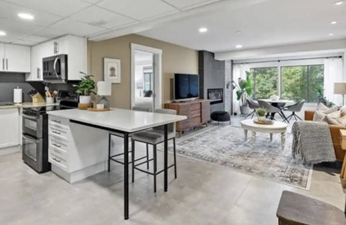Kelowna Central Business District Condo | Lakefront Downtown Condo