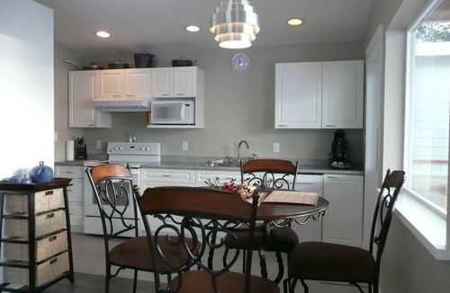 Central Okanagan House | Lakefront Guest House - Two bedrooms and two bathrooms