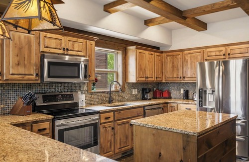 Indian Point House | Lakefront Luxury Lodge | Sleeps 18 | Lazy River & Pools | Dock | Pickleball