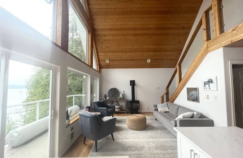 Eagle Bay House | Lakefront on Shuswap- perfect for families