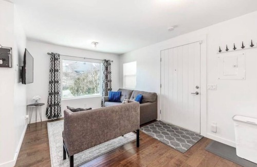 Westbank House | LAKEFRONT WINE TRAIL peaceful modern suite