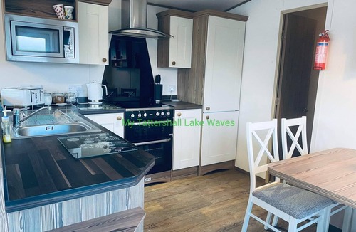 Tattershall House | LAKESIDE 3-bedroom holiday home with HOT TUB