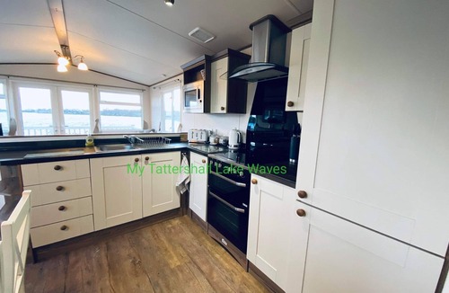 Tattershall House | LAKESIDE 3-bedroom holiday home with HOT TUB