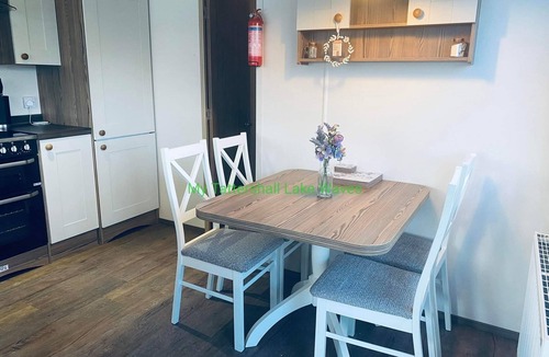 Tattershall House | LAKESIDE 3-bedroom holiday home with HOT TUB