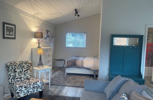 Lake Cowichan Hotel | Lakeside Cabin - Beaver Lake Resort - Pet friendly - Airbnb Legal!