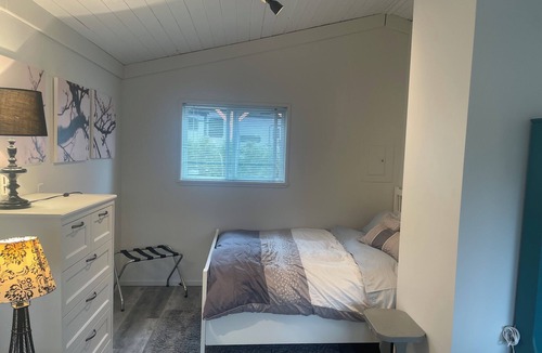 Lake Cowichan Hotel | Lakeside Cabin - Beaver Lake Resort - Pet friendly - Airbnb Legal!