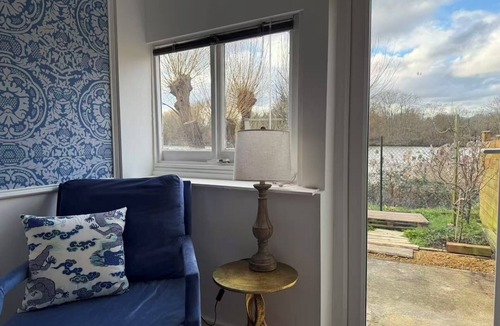 West Hendon Cottage | Lakeside Haven in London
