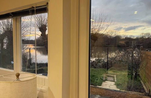 West Hendon Cottage | Lakeside Haven in London