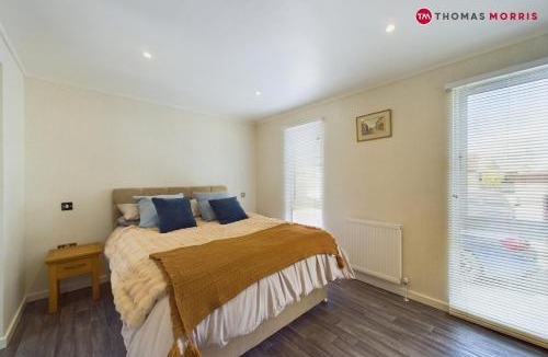 Huntingdon House | Lakeside Lodge Retreat with Views