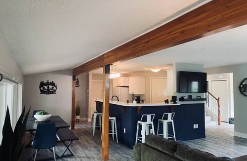 Lake Cowichan House | Lakey McLakehouse
