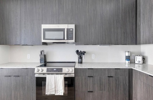MLK Apartment | Landing | Stylish 2BD, Rooftop Lounge, Gym