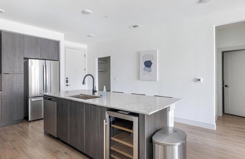MLK Apartment | Landing | Stylish 2BD, Rooftop Lounge, Gym