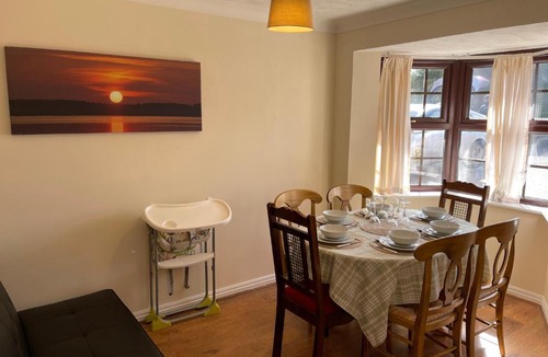 Leicester House | Large, 3 Floors, Sleeps 16, 4 Baths, 5 Parking, Semi rural Leicester