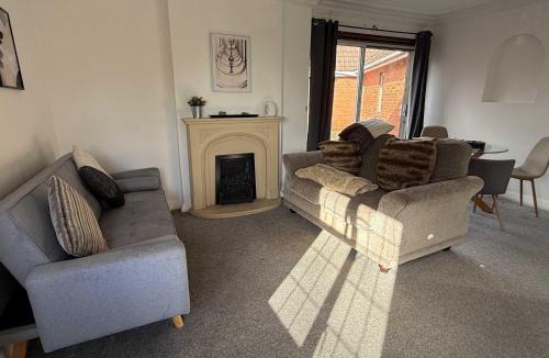 Greenswood House | Large 4 Bed with Parking