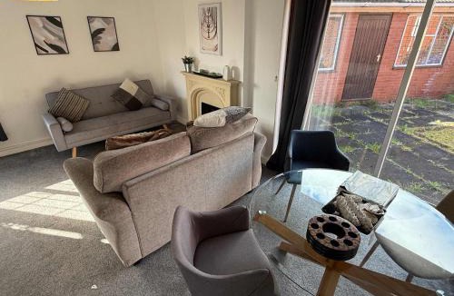 Greenswood House | Large 4 Bed with Parking