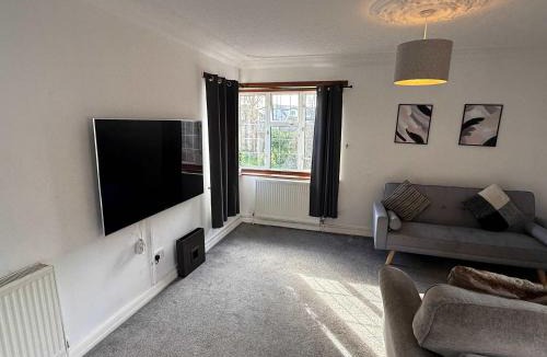 Greenswood House | Large 4 Bed with Parking