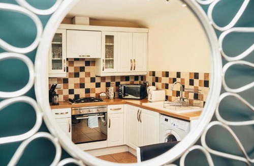 Castle Donington Apartment | Large Apartments next to East Midlands Airport with Free Gated Parking!