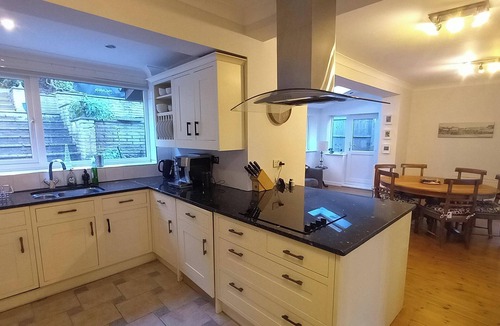 Mapperley House | Large Characterful Home in a quiet conservation area. 4 King-size Bedrooms.