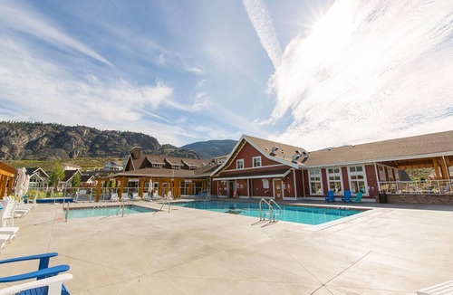 Osoyoos House | Large home 4 bed and 4 bath two separate suites home two kitchens water views