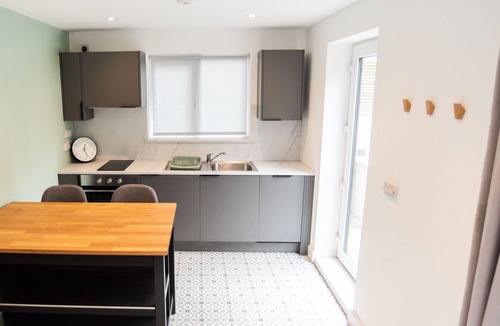 Arnold House | Large Home Nottingham - Sleeps 9 - Long Term Stay