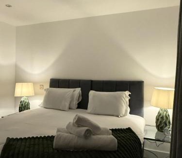 St Albans Apartment | Large Luxury 5BDR Home 2 Bath and Free Parking