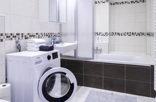 Rudolfsheim-Funfhaus Apartment | Large, spacious rooms, Modern apartment next to Metro, with Inner Garden