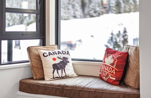 Whistler Village Apartment | Largest Mountain Facing Property in famous Carleton Lodge - 4 bedrooms!