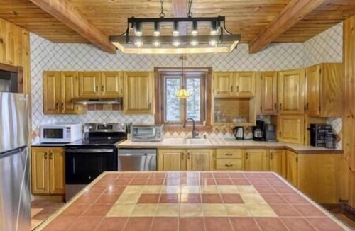 St-Adolphe-d'Howard House | Le Bûcheron: Rustic Chalet + Private Spa & Lake