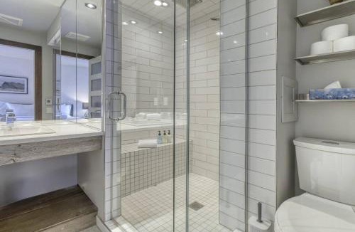 Mont-Tremblant Pedestrian Village Apartment | Le Chic Cabriolet Cozy Ski Condo 300m to Lifts