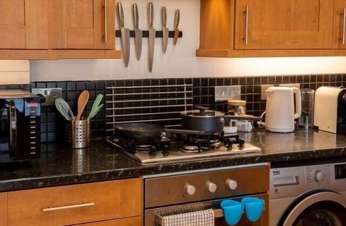 Leicester City Centre Apartment | Leafy New Walk & Museum views, with parking and AC