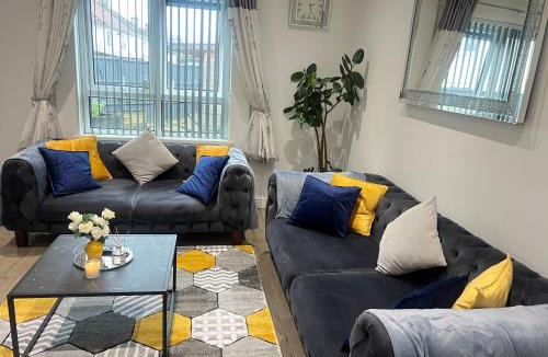 Leicester House | LEICESTER 3 Bedrooms homely House sleeps seven comfortably with three double beds and one single bed Free parking on private drive for upto 3 cars vans For business travellers contractors and holiday goers Near all major transport links