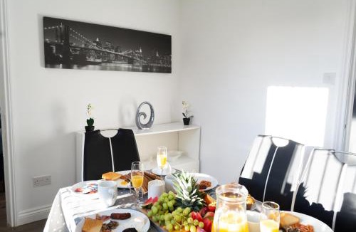 Leicester House | LEICESTER 3 Bedrooms homely House sleeps seven comfortably with three double beds and one single bed Free parking on private drive for upto 3 cars vans For business travellers contractors and holiday goers Near all major transport links