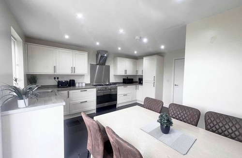 Leicester House | Leicester LE3 Stay Free Parking Quiet Area