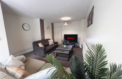 Leicester House | Leicester LE3 Stay Free Parking Quiet Area