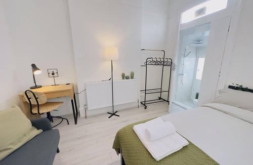 Stratford Bed & Breakfast | Leyton House - SleepyLodge - Room 2