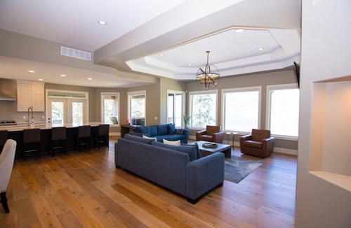 Central Okanagan House | Licensed Luxury Okanagan Home with Pool