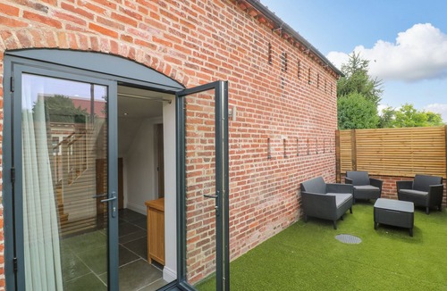 Sutton on Trent Cottage | LIFFORD COACH HOUSE, pet friendly, with a garden in Sutton-On-Trent